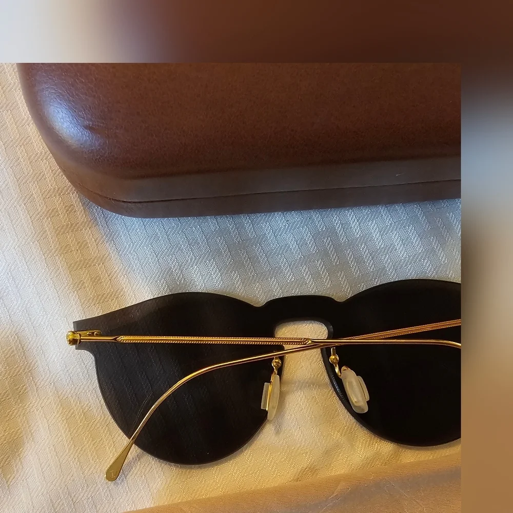 illesteva Wonen’s Black Aviator Sunglasses